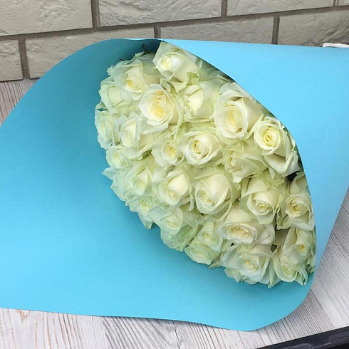 29 белых роз в бумаге