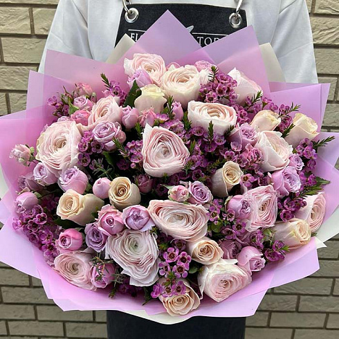 Ранункулюсы, кустовые розы и ваксфлор