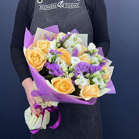 Яркий букет роз, эустом и статицы