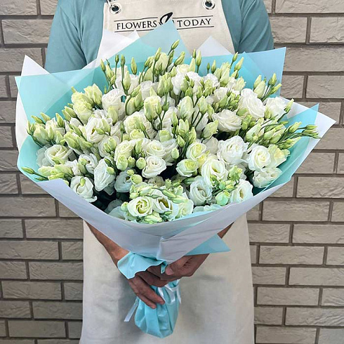 Белые эустомы в дизайнерской упаковке