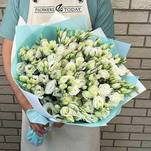 Белые эустомы в дизайнерской упаковке