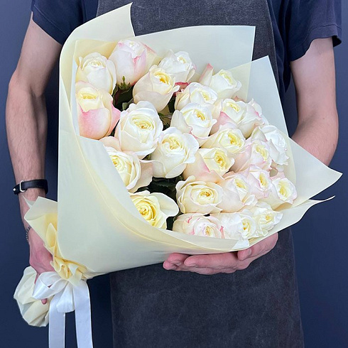 Нежно кремовые пионовидные розы