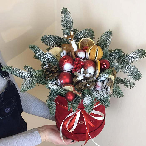 Новогодняя композиция в красной коробке