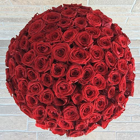 Красные розы в черной коробке