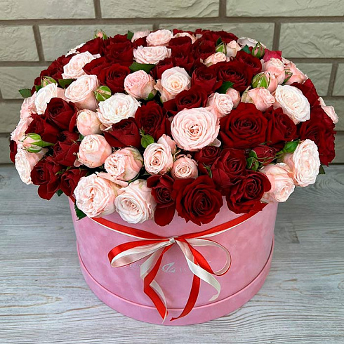 Кустовые розы микс в коробке