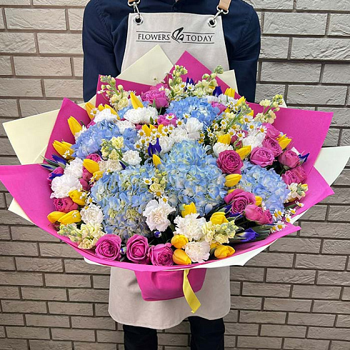 Пионовидные розы, тюльпаны, ромашки, гортензии