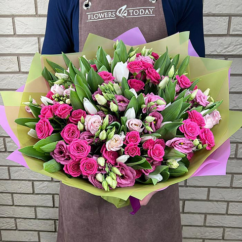 Эустомы, тюльпаны и розы