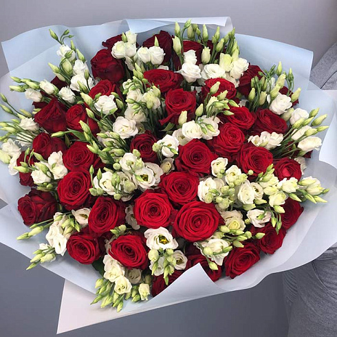 Красные розы с эустомами