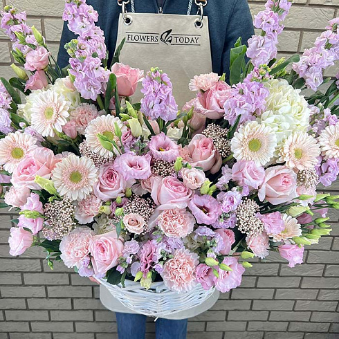 Нежная корзина пионовидных роз, эустом и маттиол