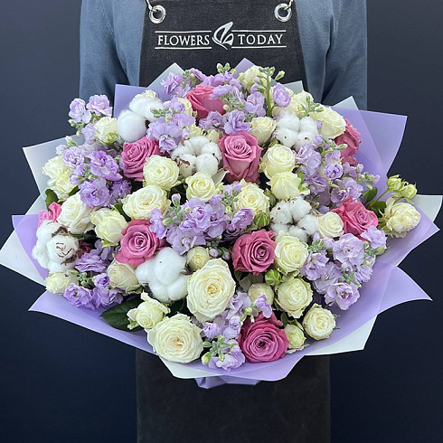 Букет роз, хлопка и экзотики