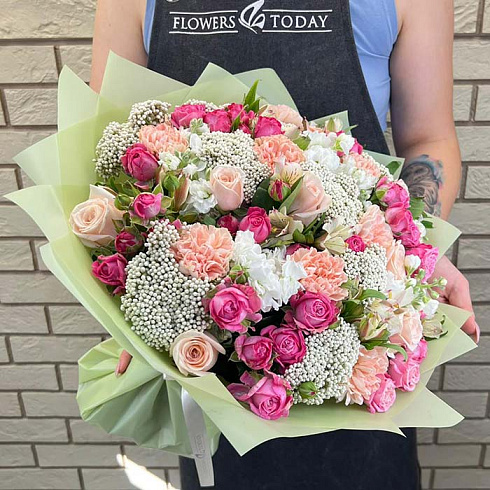 Розы, гвоздики и экзотика