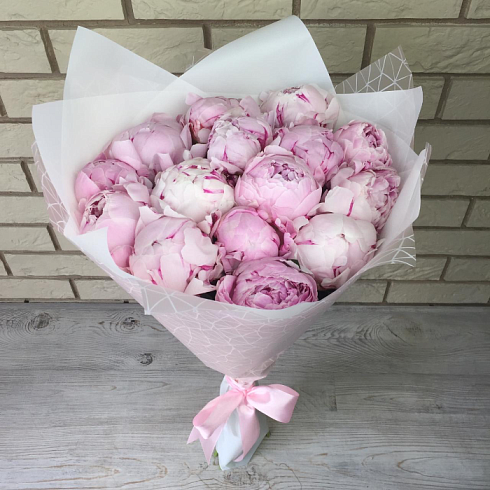 15 розовых пионов