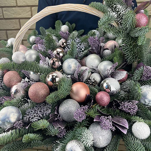 Новогодняя корзина с живой елью и игрушками