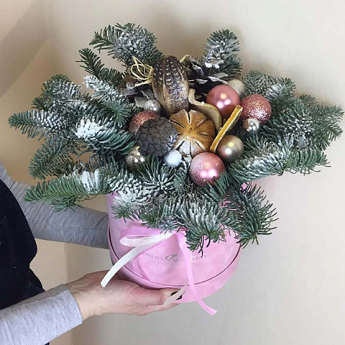 Новогодняя композиция в розовой коробке
