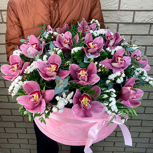 Розовые орхидеи, статица и зелень в коробке