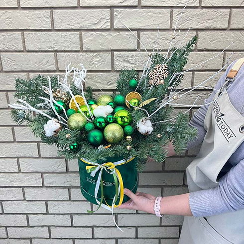 Зеленая композиция из ели и игрушек