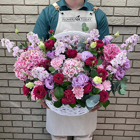 Корзина с гортензиями, эустомами, георгинами