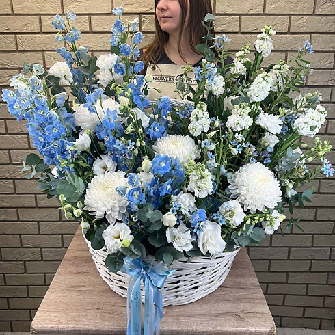 Дельфиниумы, маттиолы, хризантемы, эустомы, розы