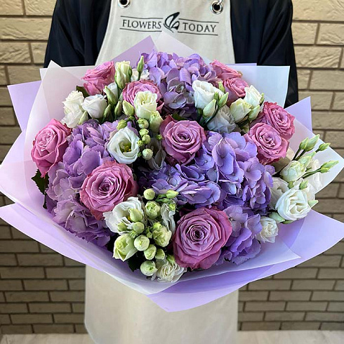 Гортензии, розы и эустомы