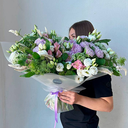 Эустомы, альстромерии, ветки малины...