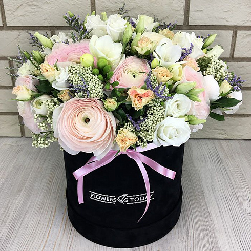 Ранункулюсы в бархатной коробке с камнями Сваровски