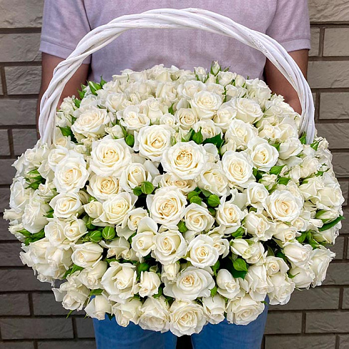 Корзинка белых кустовых роз
