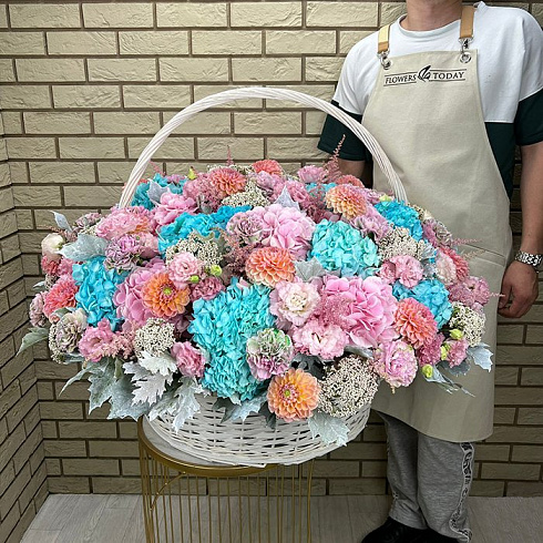 Яркая большая корзина сборная