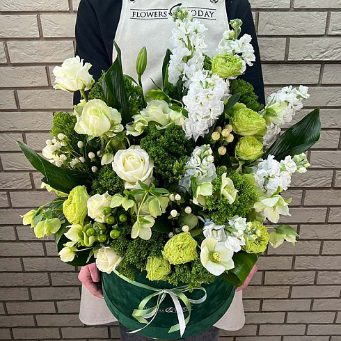 Мужская композиция из роз, маттиолы и экзотики