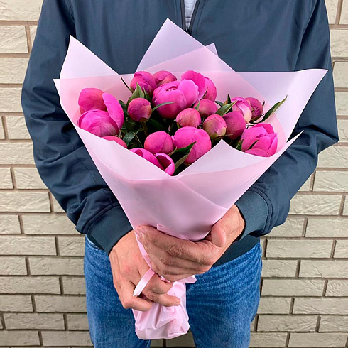 Розовые пионы в упаковке