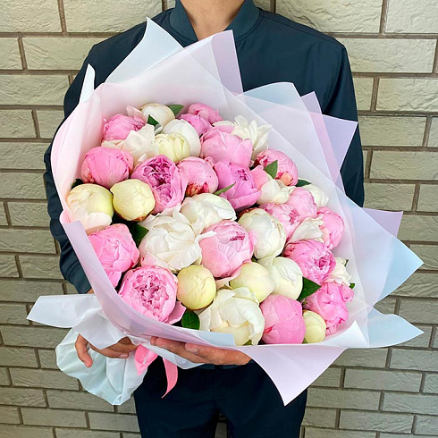 Ароматные пионы микс в дизайнерской упаковке