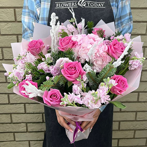 Розы, маттиолы и ель