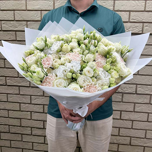 Кустовые розы, эустомы и гвоздики