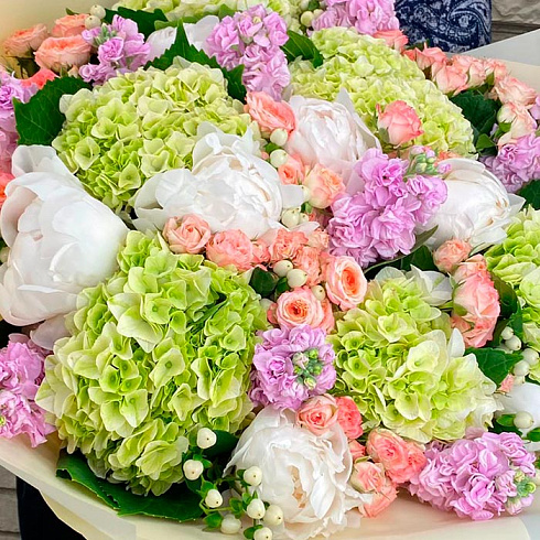 Гортензии, пионы, кустовые розы, маттиолы