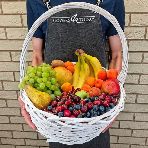 Бананы, виноград, груши и ягоды