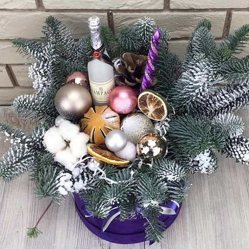Новогодняя композиция в фиолетовой коробке