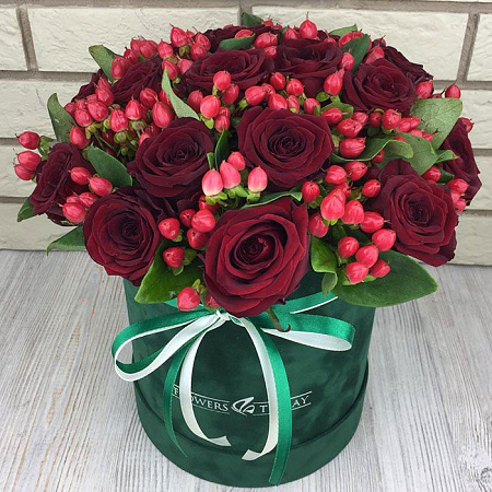 Красные розы и гиперикум в бархатной коробке