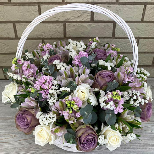 Корзинка роз, альстромерий, статицы