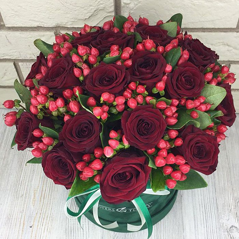 Красные розы и гиперикум в бархатной коробке