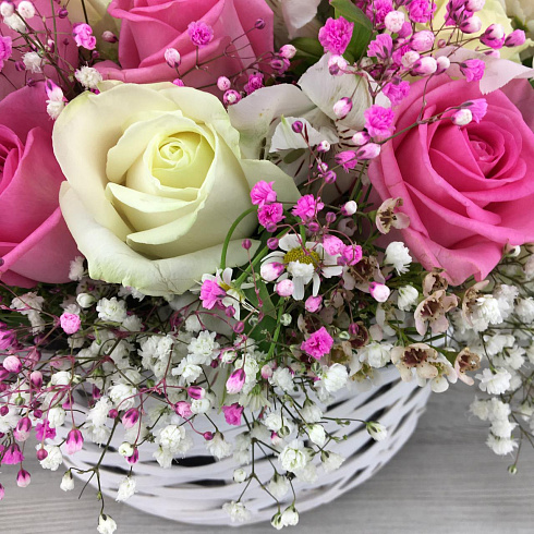 Летняя корзинка из роз , гипсофилы и флорисстической зелени