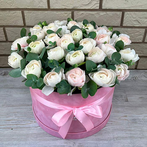 Розовые ранункулюсы и эвкалипт в коробке