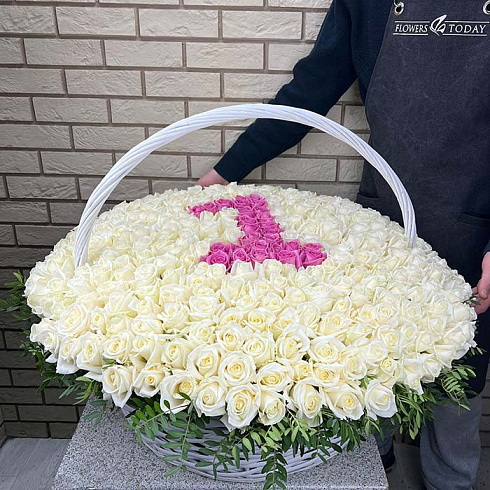 Цифра в корзине из роз