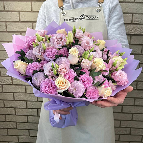 Эустомы, розы, хризантемы и гвоздики