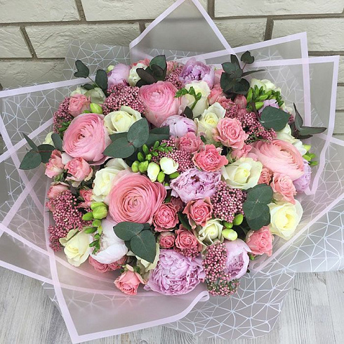 Букет пионов и ранункулюсов