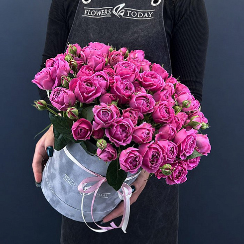 Пионовидные кустовые розы в коробке