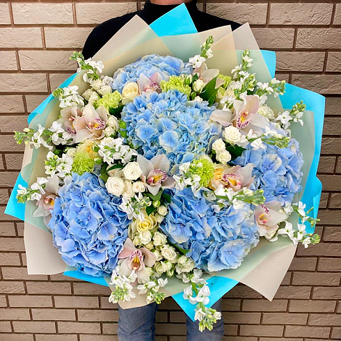 Гортензии, розы, маттиола и орхидеи