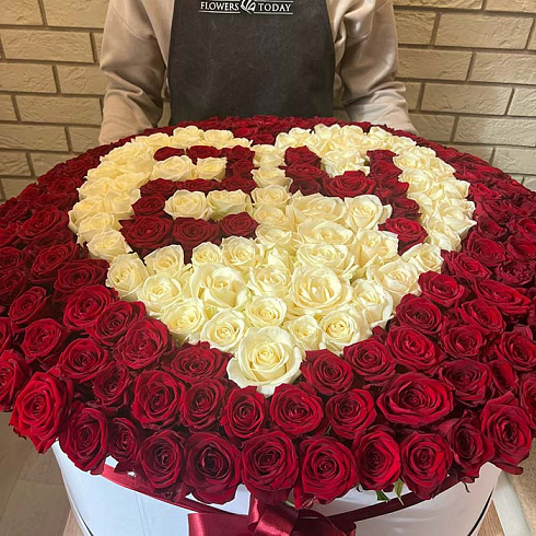 Сердце из роз в коробке и с цифрой