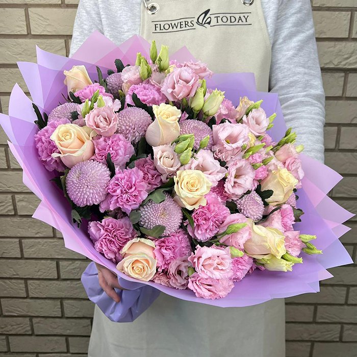 Эустомы, розы, хризантемы и гвоздики